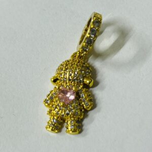 Pingente menina cravejado coração pedra rosa meio banhado a ouro 18k